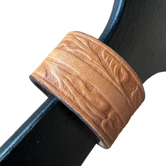 Hand tooled, artisan made tan leather bracelet from recycled vintage 70s - Picture 7 of 11